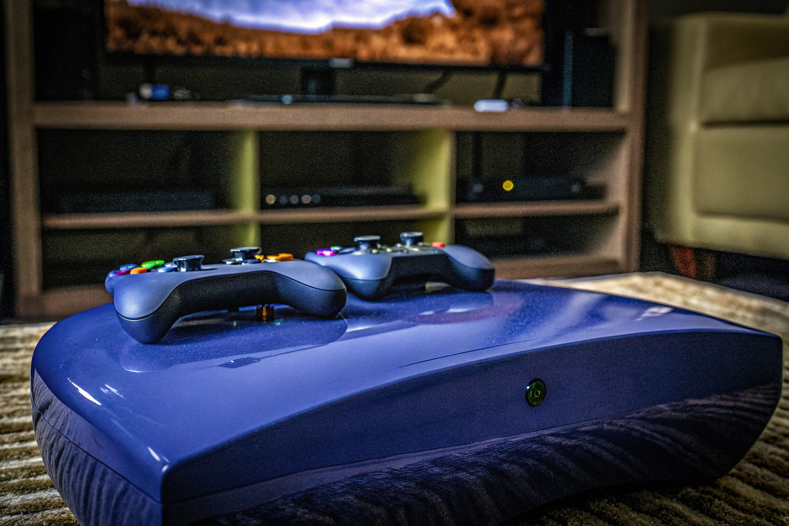 Eine moderne Spielekonsole mit zwei Controllern auf einem Fernsehtisch. Moderne Spielekonsole Setup