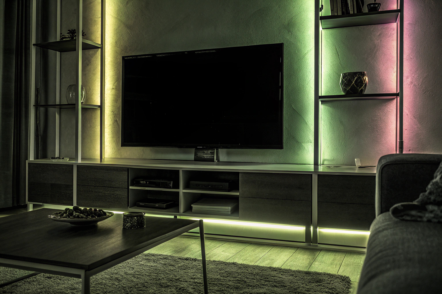 Eine moderne TV-Ecke mit FUPT LED Lightbars, die farbenfrohe Akzente setzen. FUPT LED Lightbars in TV-Ecke