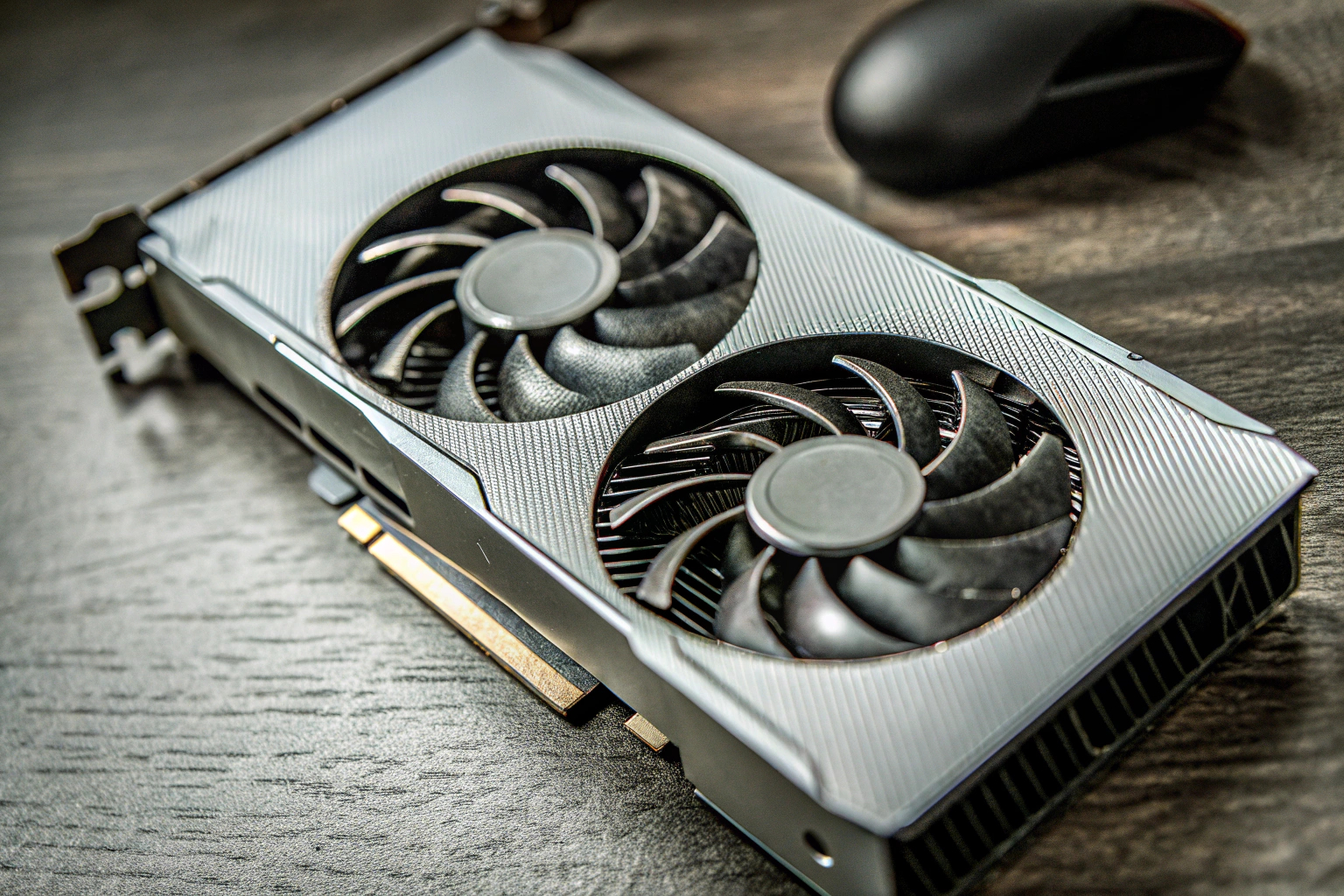 Eine Nahaufnahme der ASUS Dual Radeon RX 7600 EVO OC Edition Grafikkarte, die ihre beeindruckende Kühltechnologie zeigt. ASUS Dual Radeon RX 7600 EVO OC Edition