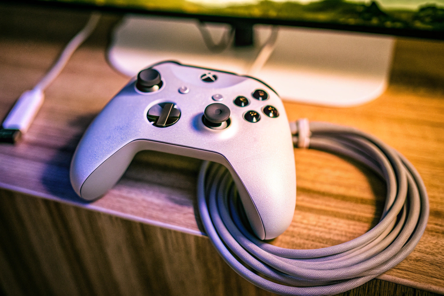 Eine Nahaufnahme des Xbox Wireless Controllers mit USB-C Kabel. Xbox Wireless Controller mit Kabel
