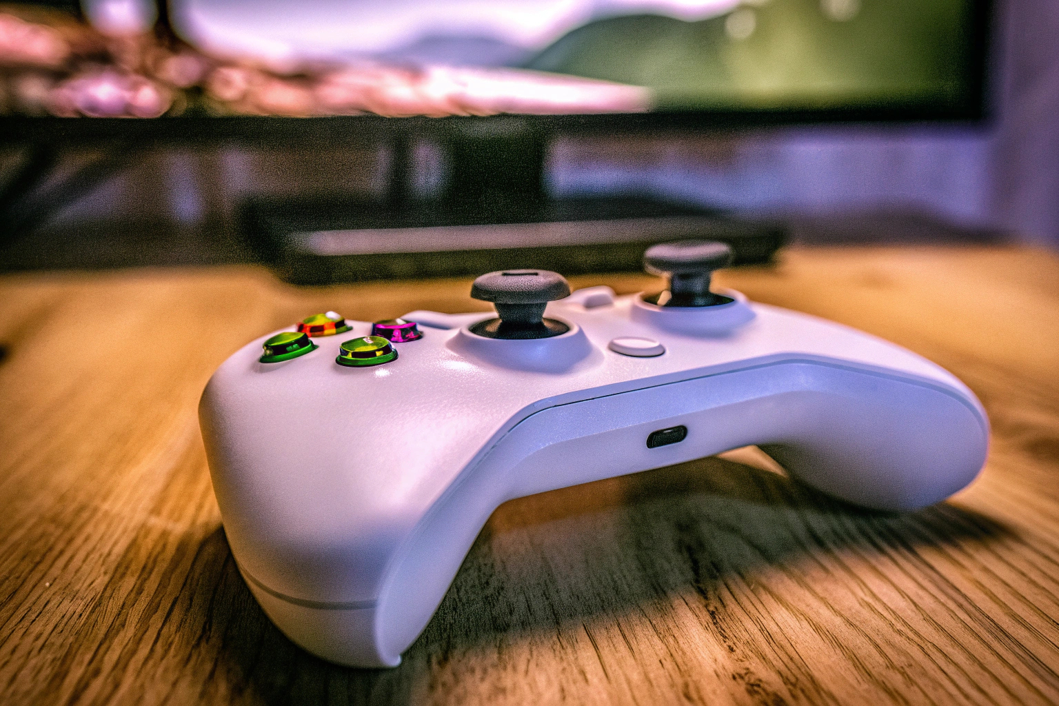 Eine Nahaufnahme eines Controllers, der mit Aim Assist Ringen und Thumbsticks ausgestattet ist. Controller mit Aim Assist Ringen
