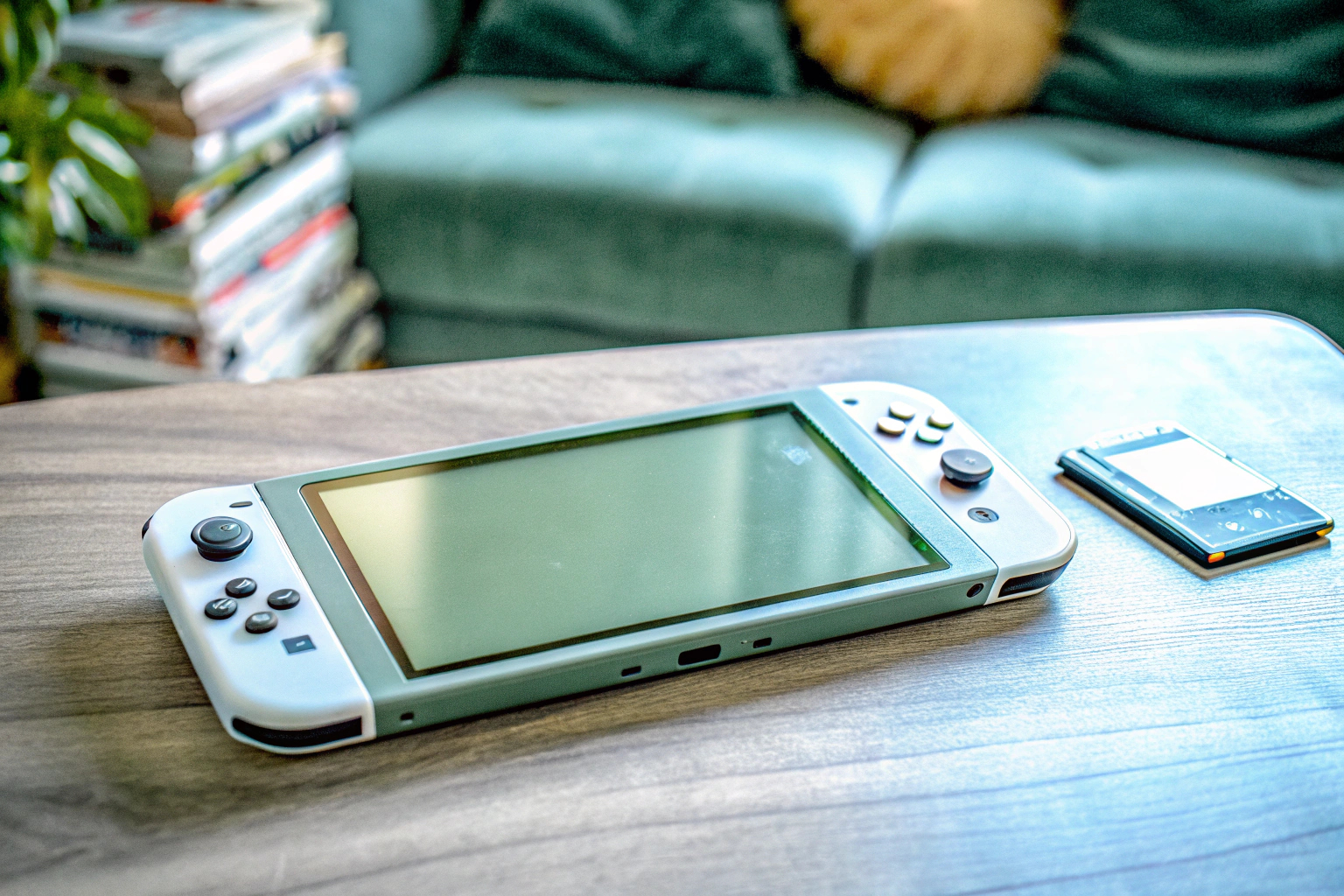 Eine Nintendo Switch mit einer SanDisk microSDXC Speicherkarte daneben Nintendo Switch mit Speicherkarte
