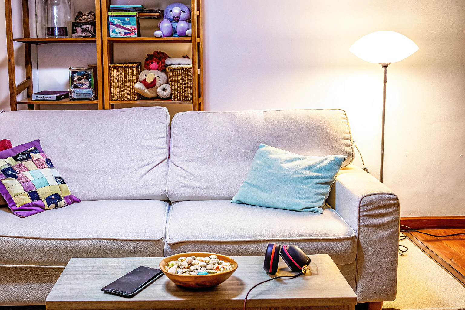 Eine Person, die einen Gaming-Podcast hört, während sie entspannt auf einem Sofa sitzt. Gamer hört Podcast
