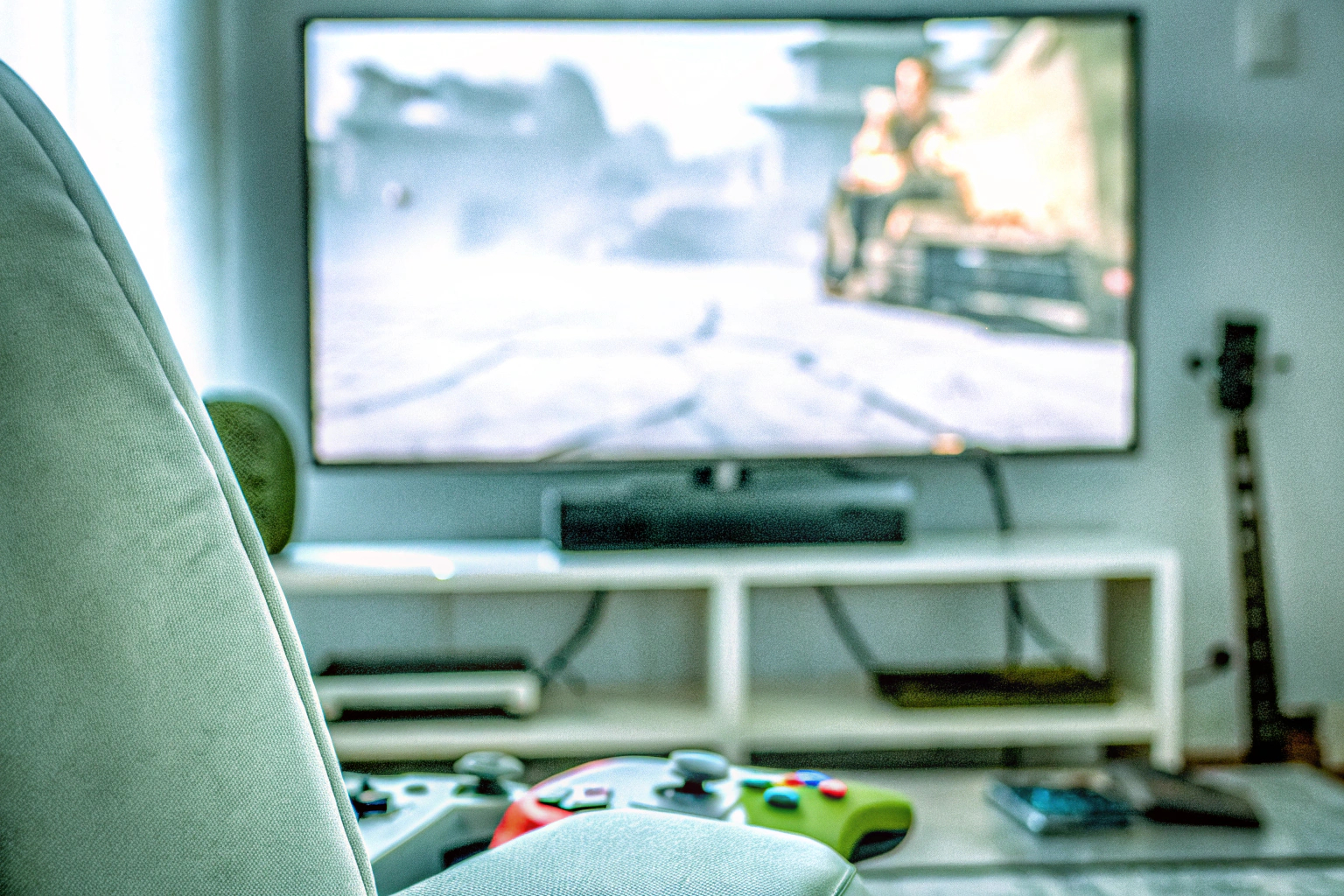 Eine Person, die konzentriert vor einem Videospiel sitzt, um die immersive Natur von Spielen darzustellen. Gamer konzentriert beim Spielen