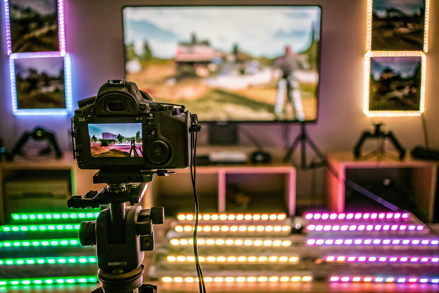 Eine Person, die mit einer Kamera Gaming-Inhalte aufnimmt. Gaming-Content-Aufnahme
