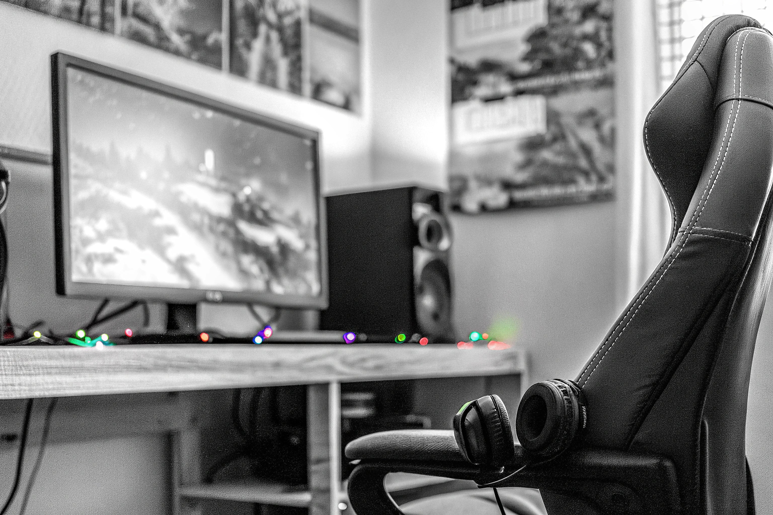 Eine Person mit Kopfhörern, die in ein Spiel vertieft ist, während im Hintergrund ein epischer Soundtrack läuft. Gamer mit Kopfhörern