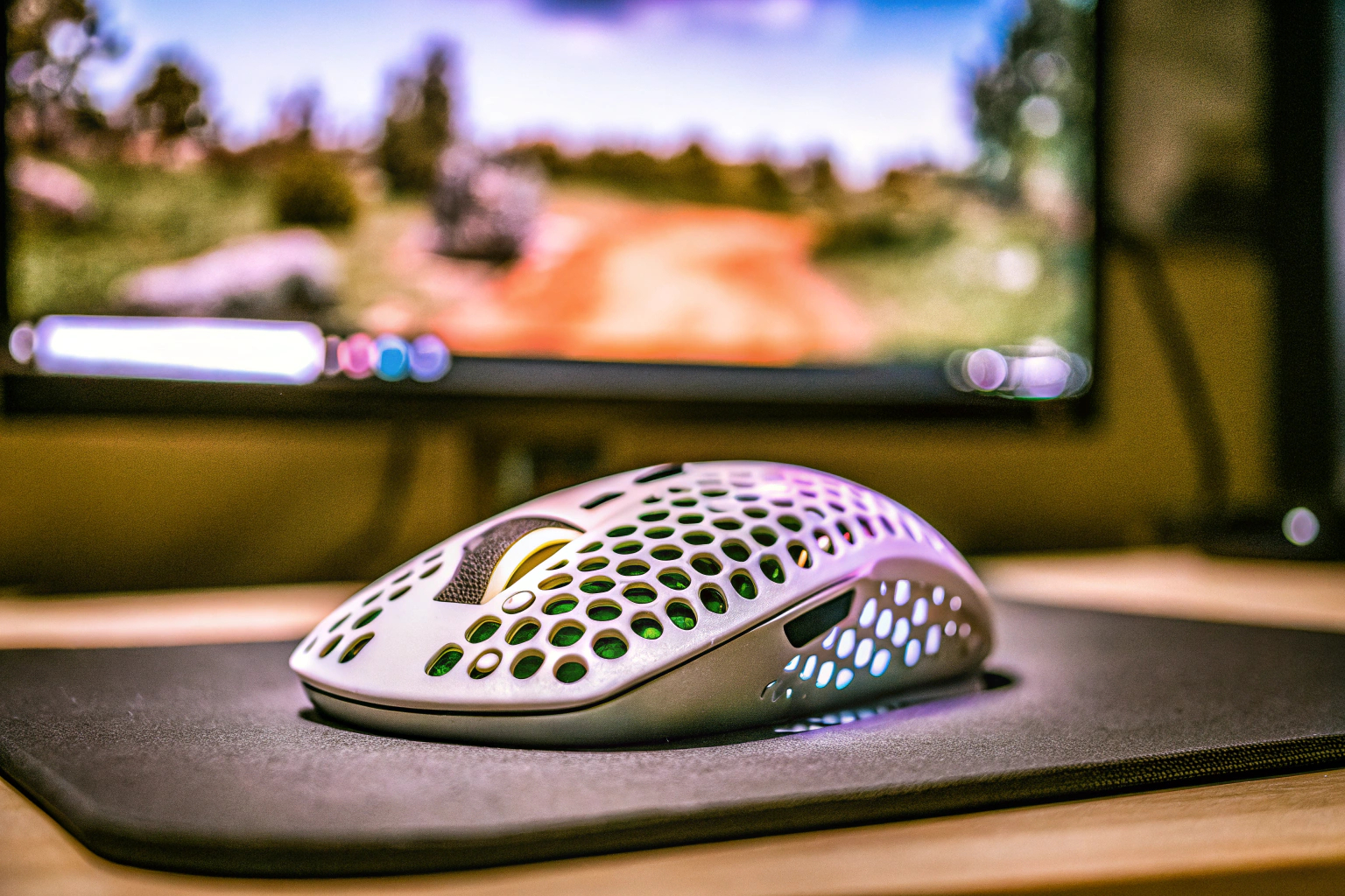 Eine RGB-beleuchtete Maus auf einem Gaming-Setup. RGB-beleuchtete Gaming-Maus