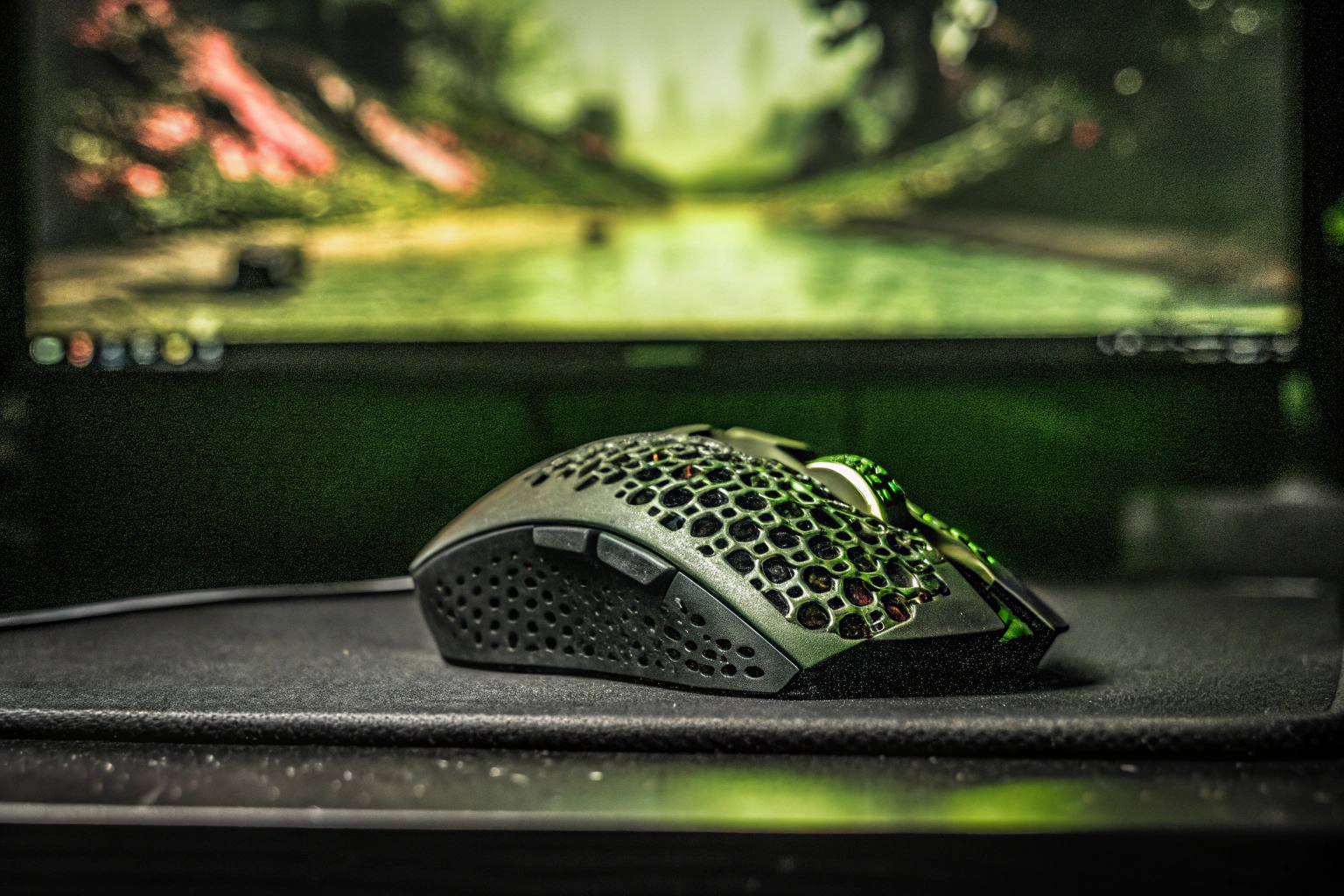 Eine RGB-Gaming-Maus, die in einem intensiven Spiel eingesetzt wird, mit vollständiger Anpassung der Tasten. RGB-Gaming-Maus