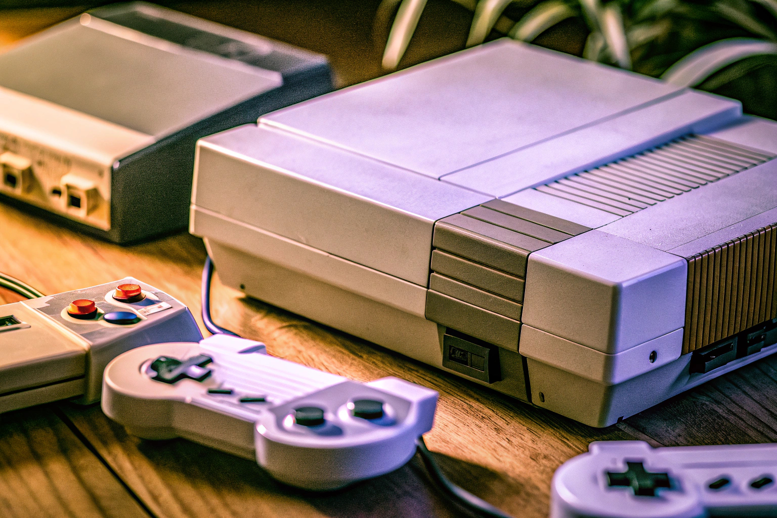 Eine Sammlung klassischer Videospielkonsolen aus den 80er und 90er Jahren. Klassische Videospielkonsolen