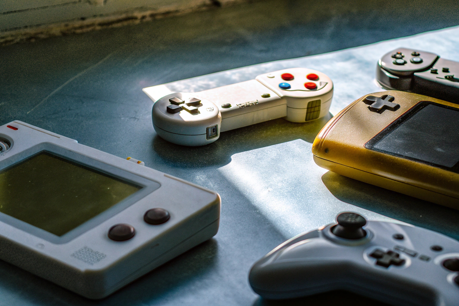 Eine Sammlung von Retro-Spielekonsolen und Controllern, die für das klassische Gaming-Erlebnis bereitstehen. Sammlung von Retro-Spielekonsolen