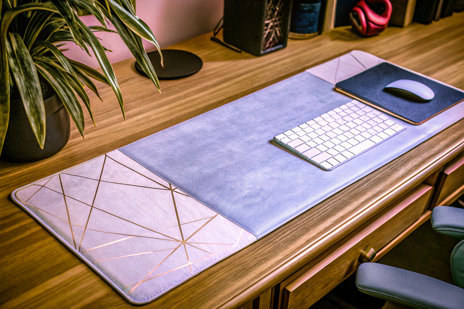 Eine stilvolle Schreibtischunterlage, die genügend Platz für Laptop und Tastatur bietet und den Tisch schützt. Schreibtischunterlage mit Laptop und Maus