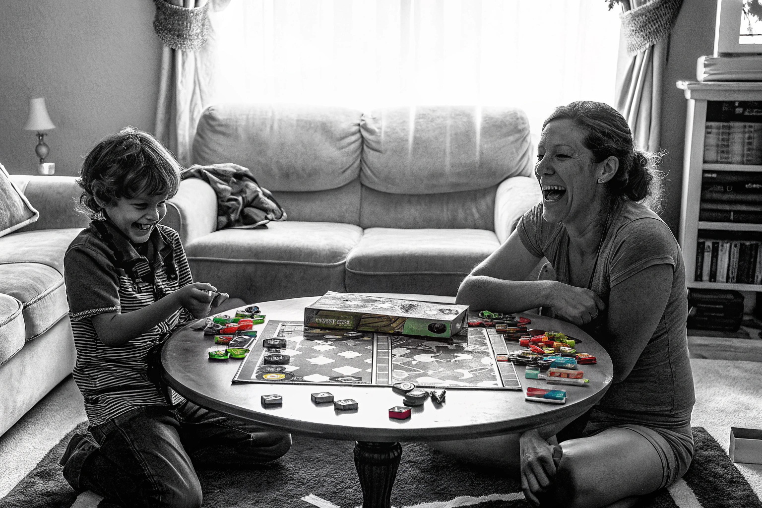 Familien beim Spielen eines Brettspiels, lachen und haben Spaß zusammen. Familie beim Brettspiel