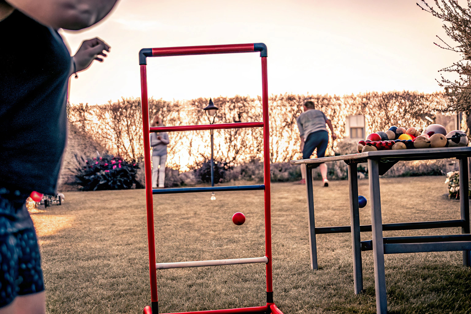 Familie spielt Leitergolf im Garten
