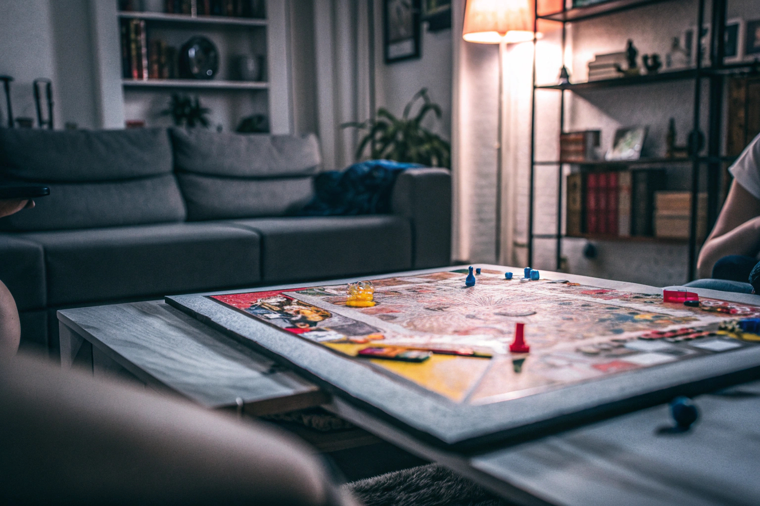 Familienspaß beim gemeinsamen Spielen eines Gesellschaftsspiels. Familienspiel Spaß