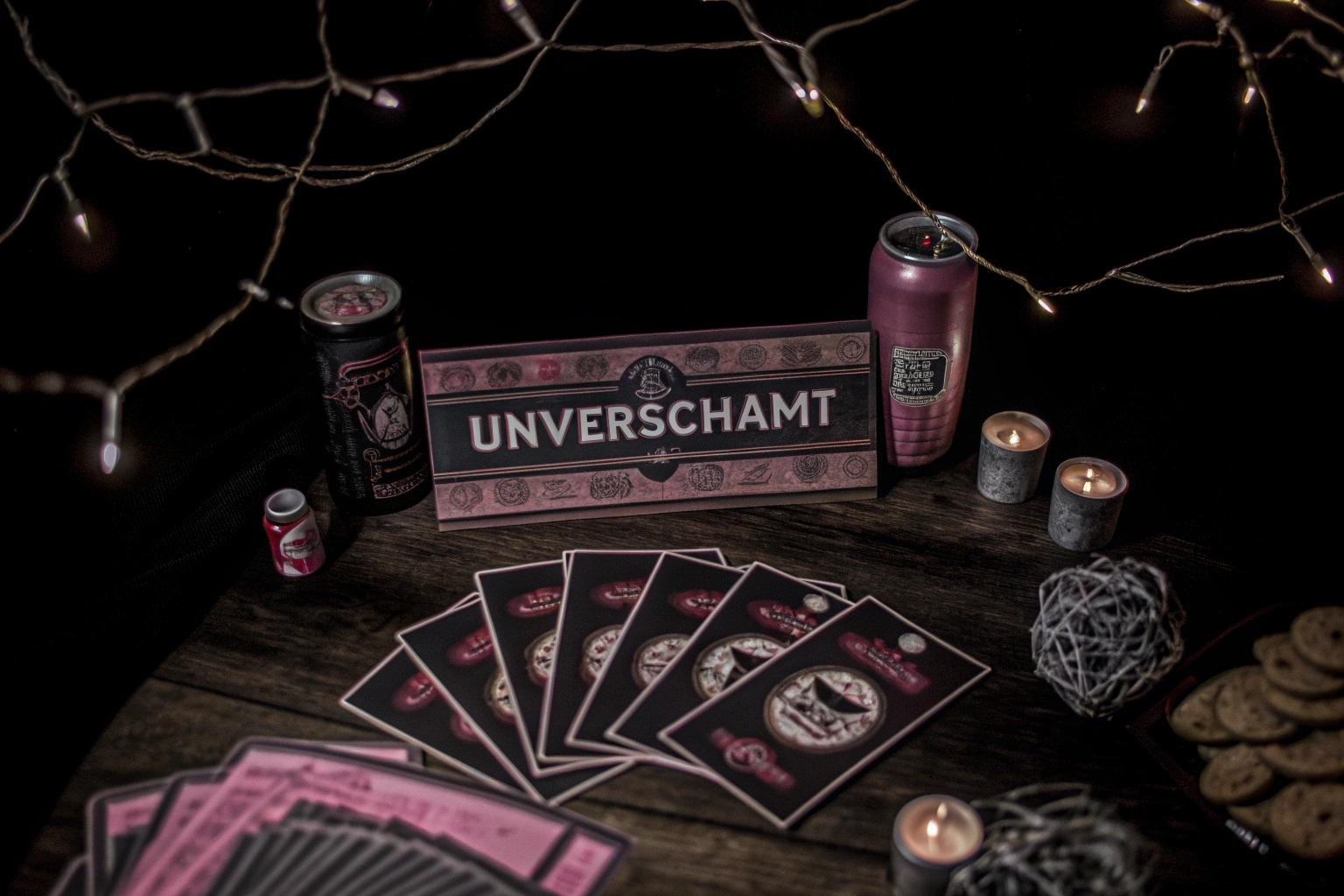 Freunde, die zusammen das Kartenspiel 'UNVERSCHÄMT' spielen und dabei viel lachen. Freunde spielen ein Partyspiel