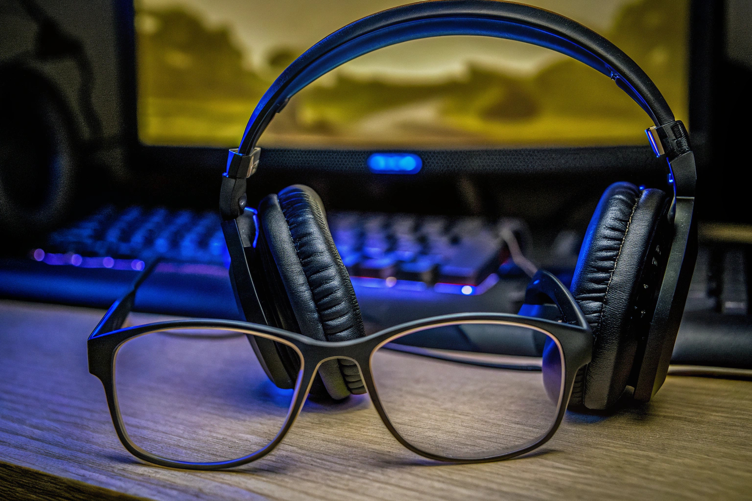 Gamer beim Tragen einer Gaming-Brille Gamer mit Gaming-Brille