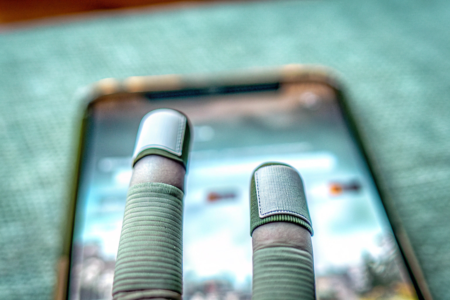 Gaming Finger Sleeves, die auf den Fingern eines Gamers sitzen und die Steuerung auf einem Smartphone verbessern. Gaming Finger Sleeves für Mobile Gaming