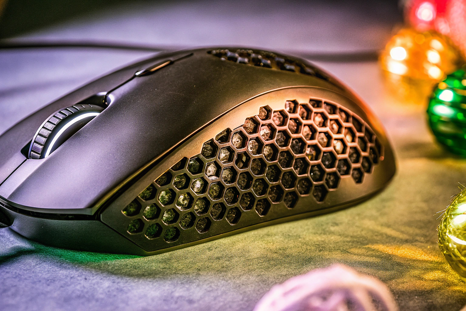 Gaming-Maus mit Gewichtstuning und RGB-Beleuchtung. Gaming-Maus mit Gewichtstuning