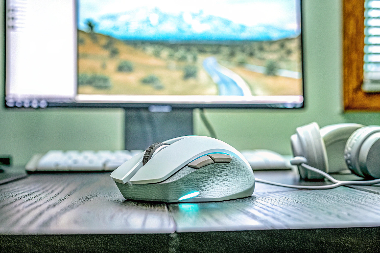 Gaming Setup mit verschiedenen Peripheriegeräten, darunter Maus und Headset Gaming Setup mit Maus und Headset