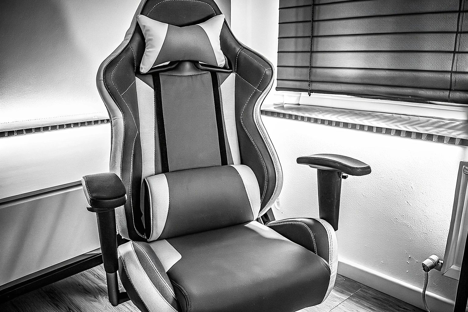 Gaming-Stuhl aus Tech-Gewebe mit ergonomischer Kopfstütze und Lendenkissen. Gaming-Stuhl aus Tech-Gewebe