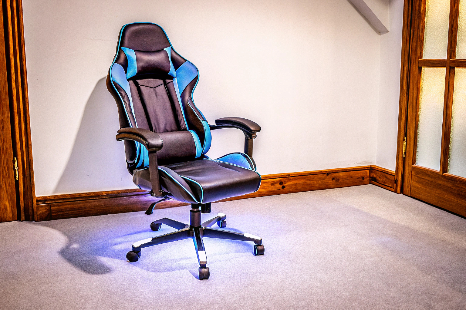 Gaming-Stuhl mit Wippfunktion und verstellbaren Kissen für optimalen Komfort. Gaming-Stuhl mit Wippfunktion