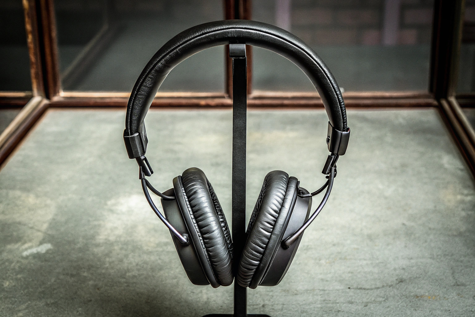 HyperX Cloud III Gaming Headset in Schwarz mit abgewinkelten Treibern. HyperX Cloud III Gaming Headset