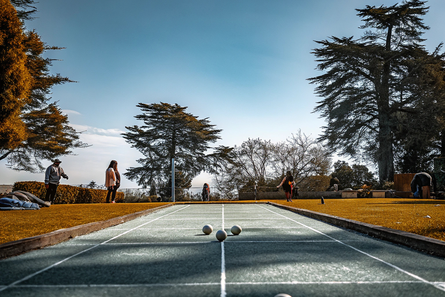 Idena Boccia-Spiel im Einsatz im Park, perfekt für einen sonnigen Tag mit Freunden. Idena Boccia-Spiel im Park