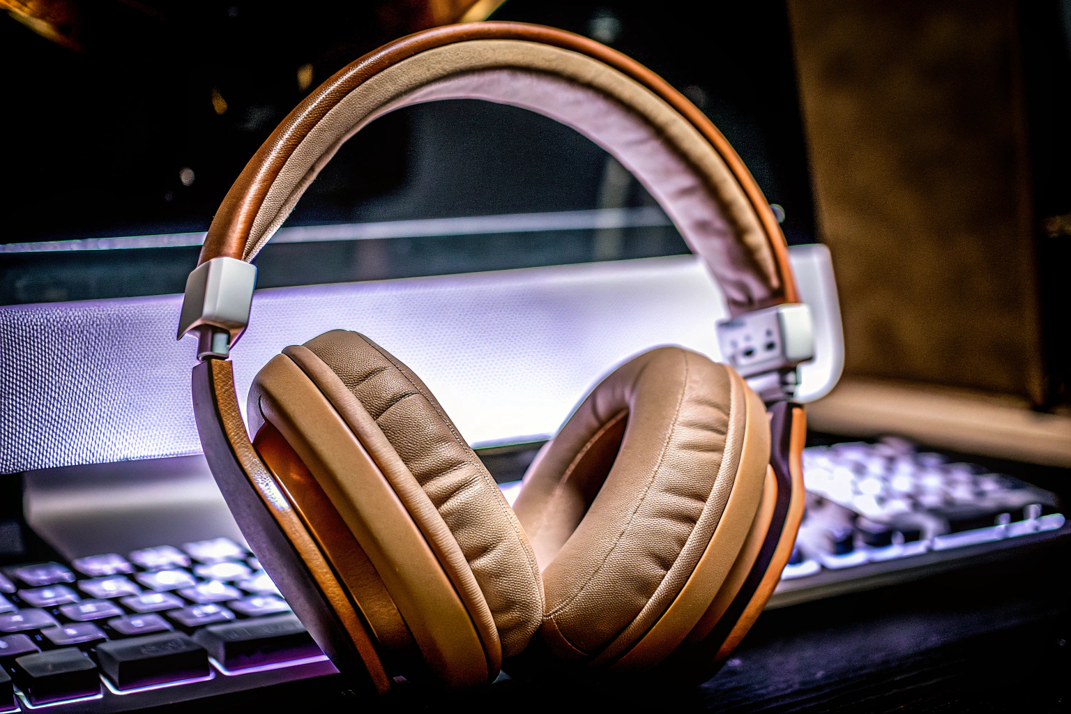 Kabelloses NUBWO G06 Gaming Headset in Orange mit 100 Stunden Akkulaufzeit. NUBWO G06 Dual Wireless Gaming Headset