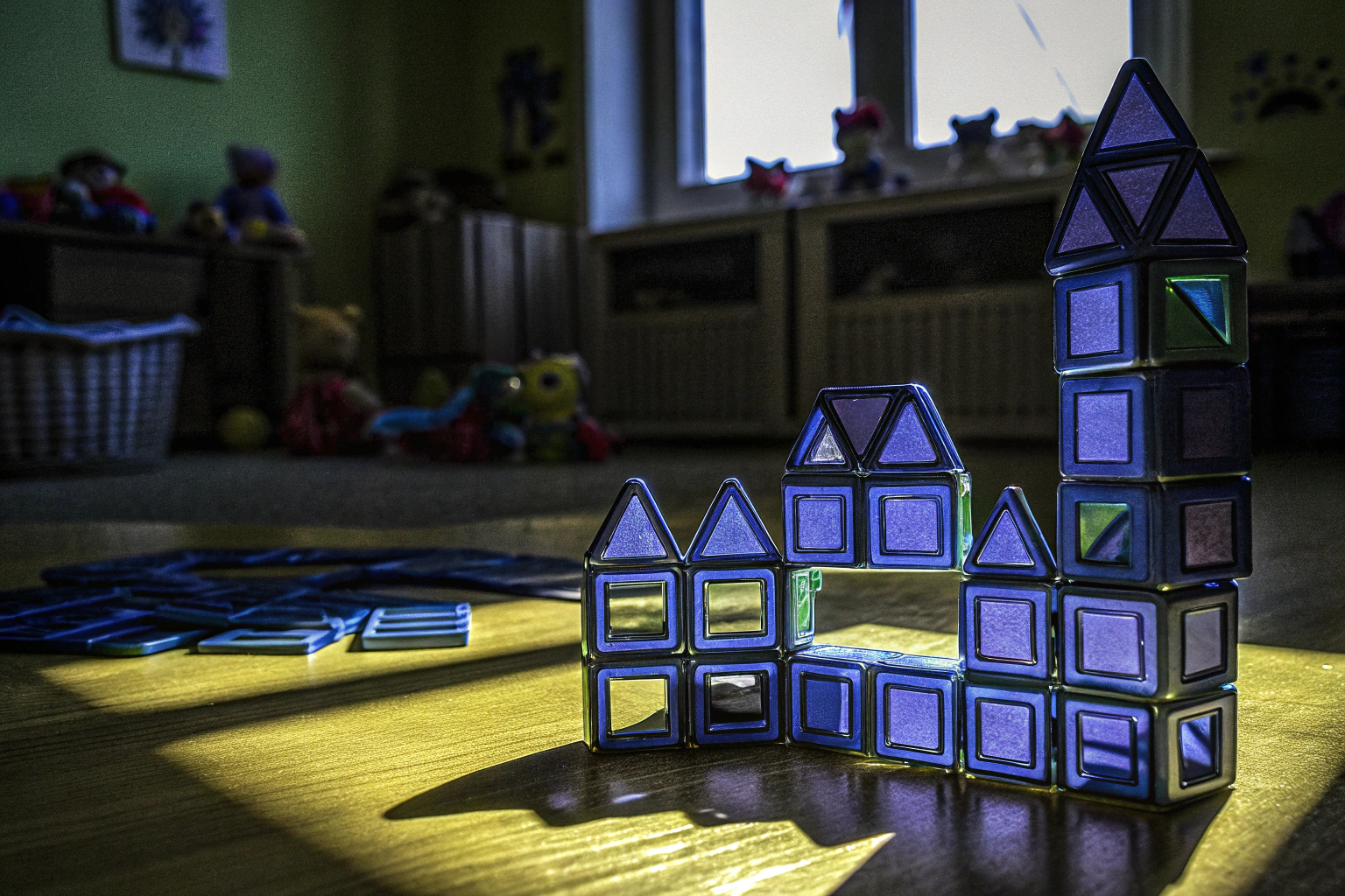 Kinder beim Spielen eines magnetischen Block-Abenteuerspiels, das Kreativität und Problemlösungsfähigkeiten fördert. Kinder spielen magnetisches Abenteuerspiel