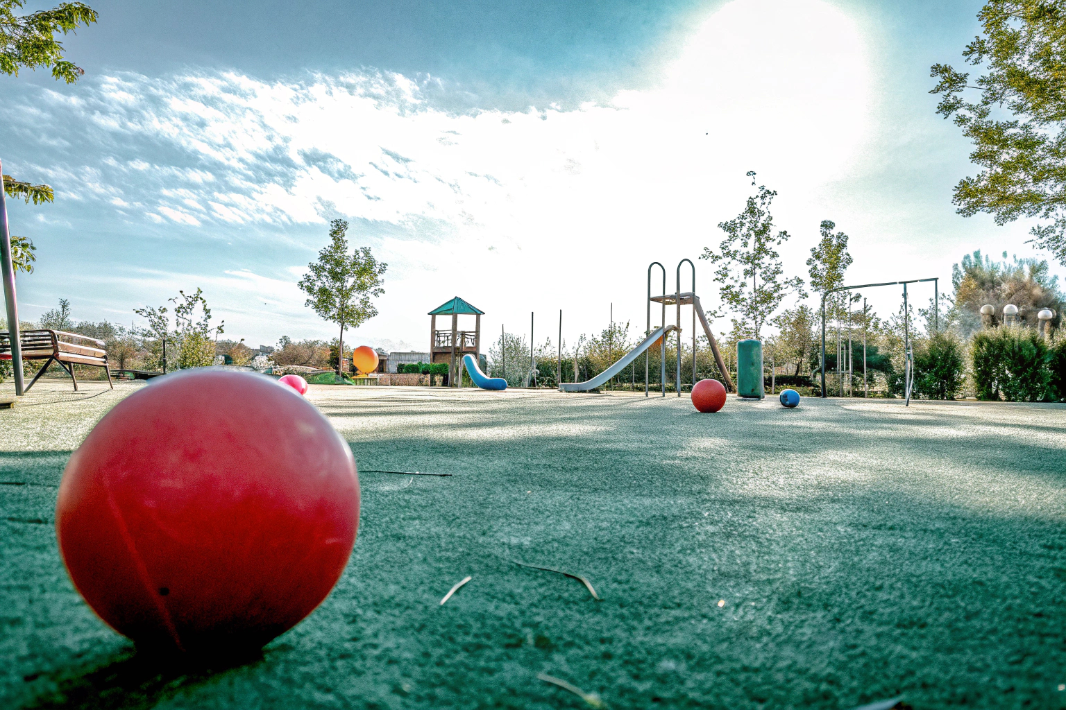Kinder beim Spielen im Freien mit einem Ball Kinder spielen mit einem Ball im Freien