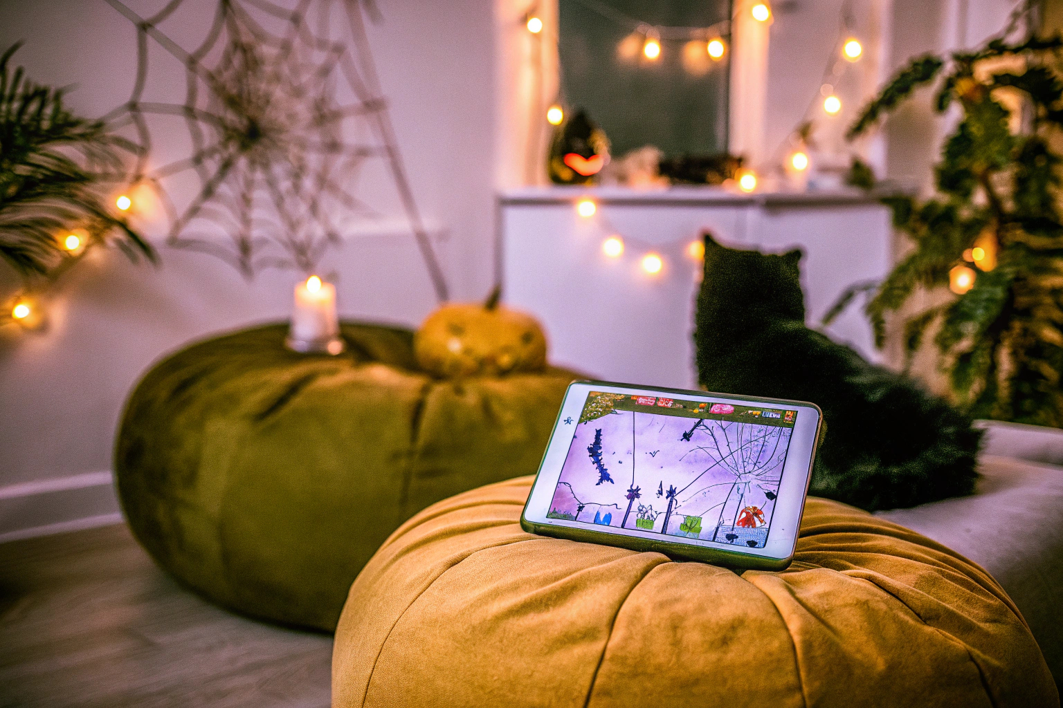 Kinder, die auf einem Tablet die Halloween-Spiele von yuris spielen. Kinder spielen Halloween-Spiele auf einem Tablet