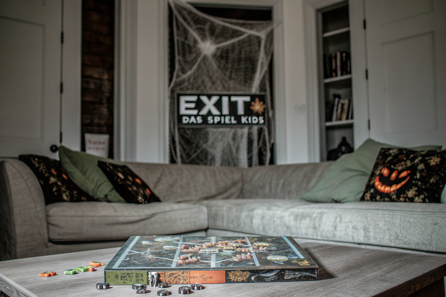 Kinder, die das EXIT® - Das Spiel Kids spielen und Rätsel lösen. Kinder spielen und lösen Rätsel im EXIT® Spiel