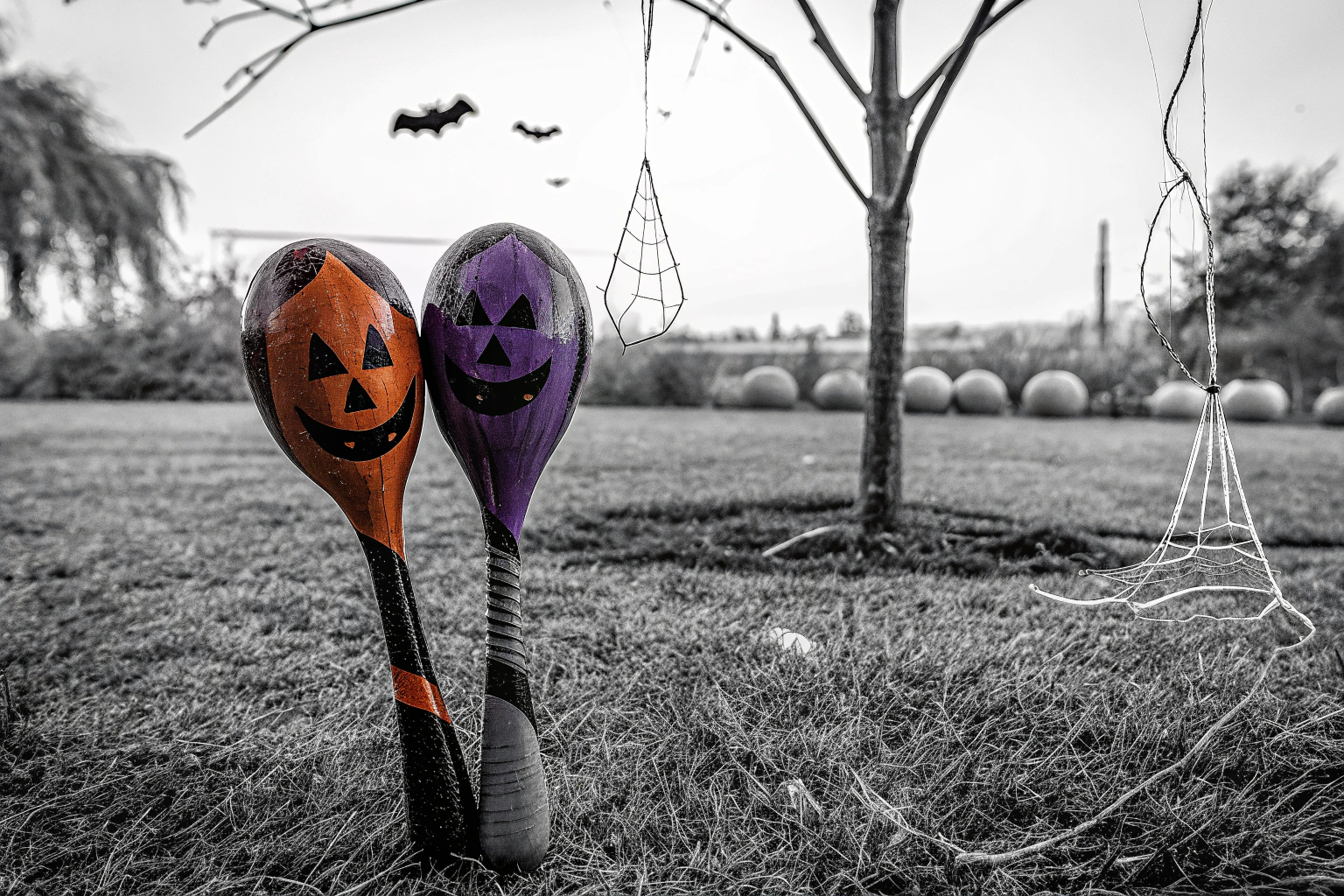 Kinder, die das WEDNOK Halloween Eierlaufen Set spielen. Kinder spielen Eierlaufen mit Kürbissen