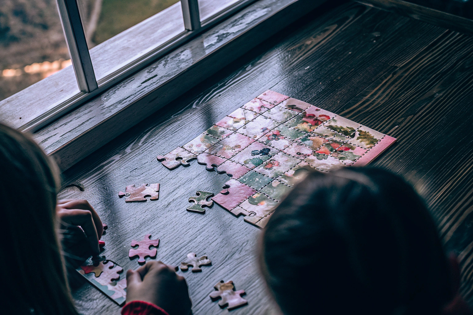 Kinder, die gemeinsam ein Schiebepuzzle spielen. Kinder beim Schiebepuzzle