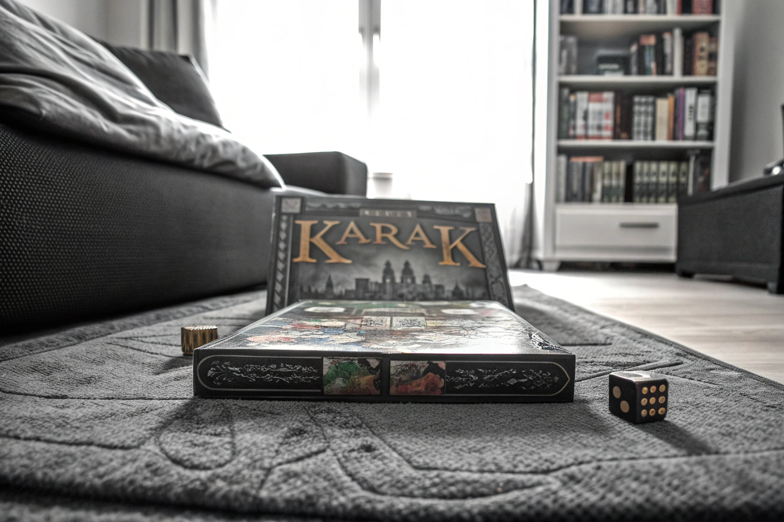 Kinder spielen das Brettspiel Karak in einem gemütlichen Wohnzimmer. Kinder spielen Karak Brettspiel