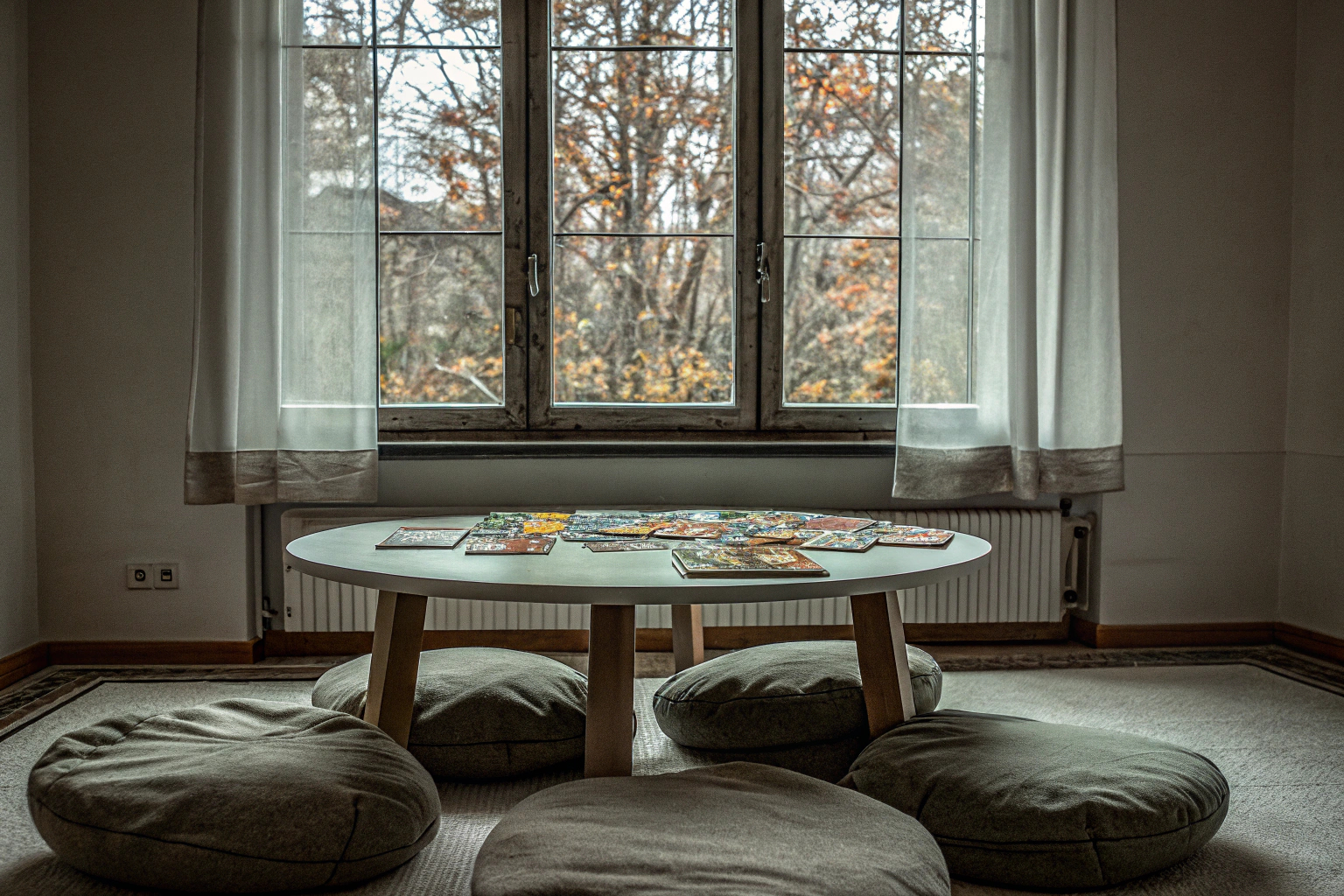 Kinder spielen drinnen mit bunten Karten und Brettspielen. Kinder spielen drinnen im Herbst