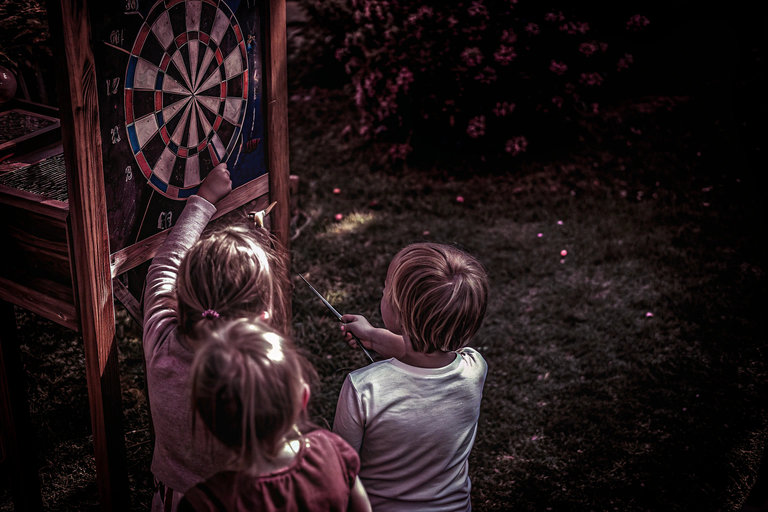 Kinder spielen Darts im Freien