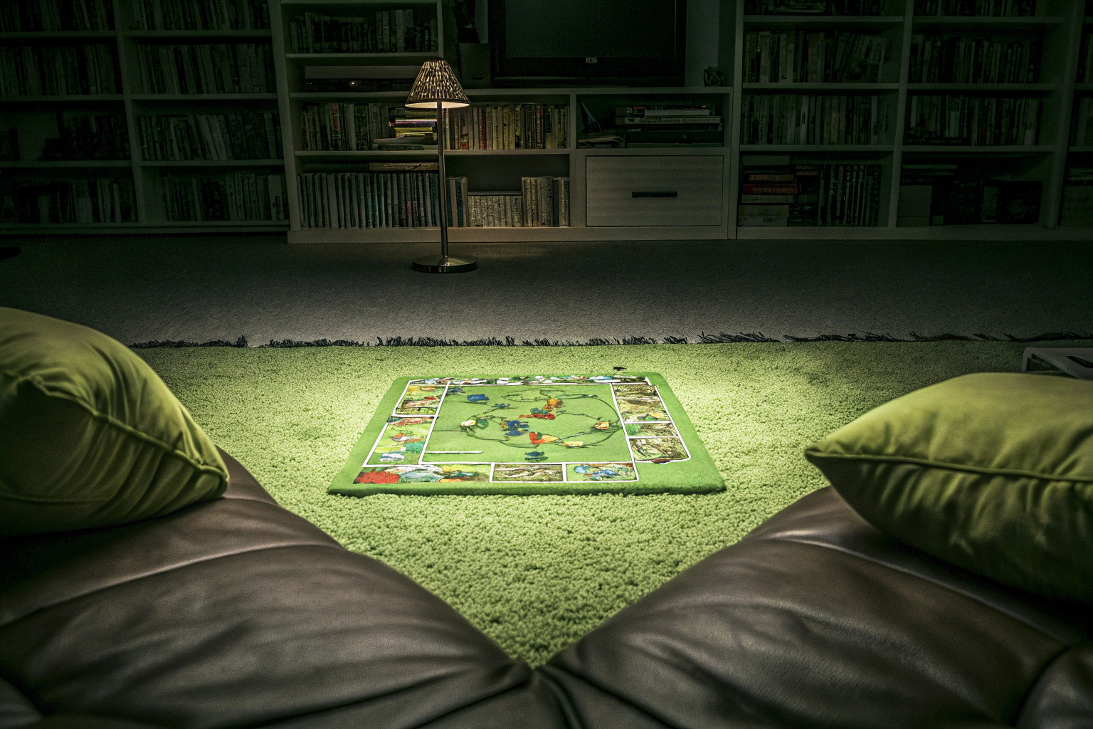 Kinder und Eltern lachen und genießen ein lustiges Brettspiel auf dem Boden. Familie spielt ein lustiges Brettspiel