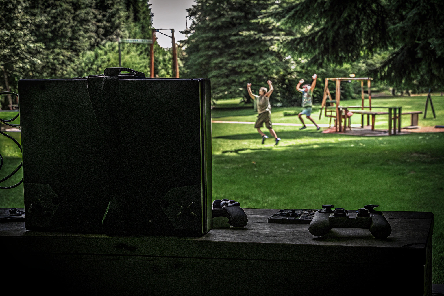 Kinder und Erwachsene beim Spielen eines actionreichen Spiels im Freien, das Bewegung und Spaß kombiniert. Actionreiches Spiel im Freien