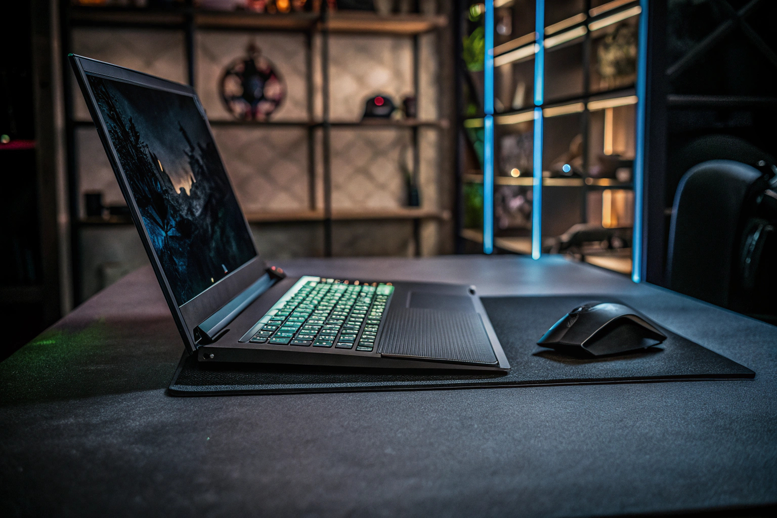 Lenovo LOQ Gaming Laptop mit einer beleuchteten Tastatur in einer Gaming-Umgebung. Lenovo LOQ Gaming Laptop