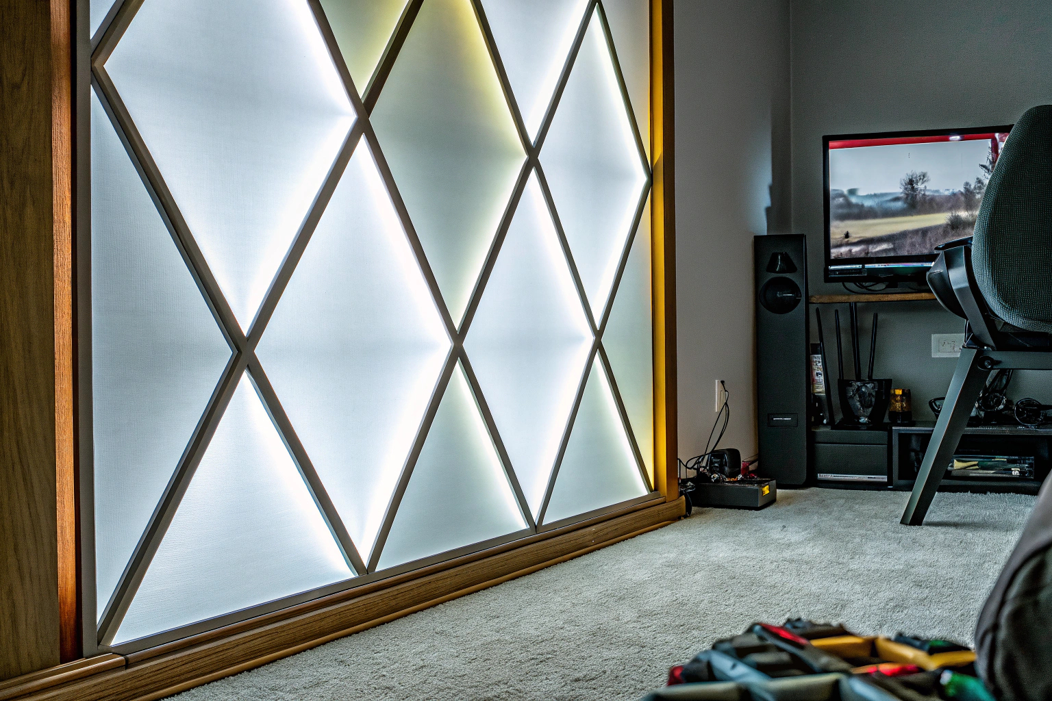 Modulare RGB-Wandleuchten, die in einem Gaming-Zimmer installiert sind und stimmungsvolle Beleuchtung bieten. RGB-Wandleuchten für Gaming-Zimmer