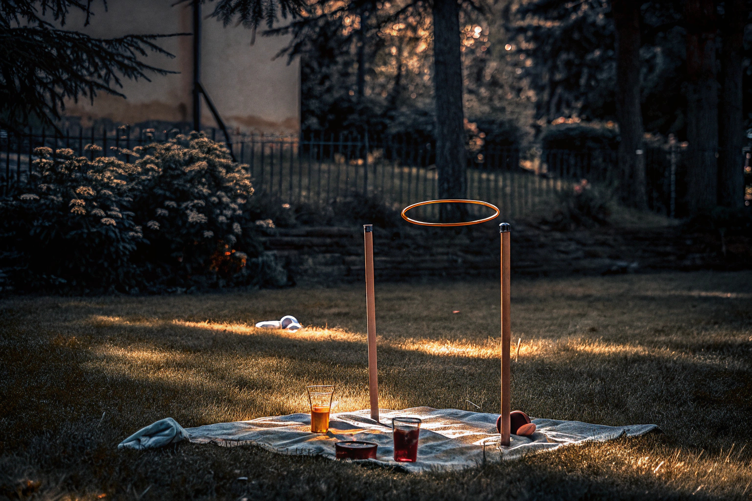 Mookis Roundnet-Spiel im Garten mit Freunden, ideal für sportliche Aktivitäten im Freien. Roundnet-Spiel im Garten