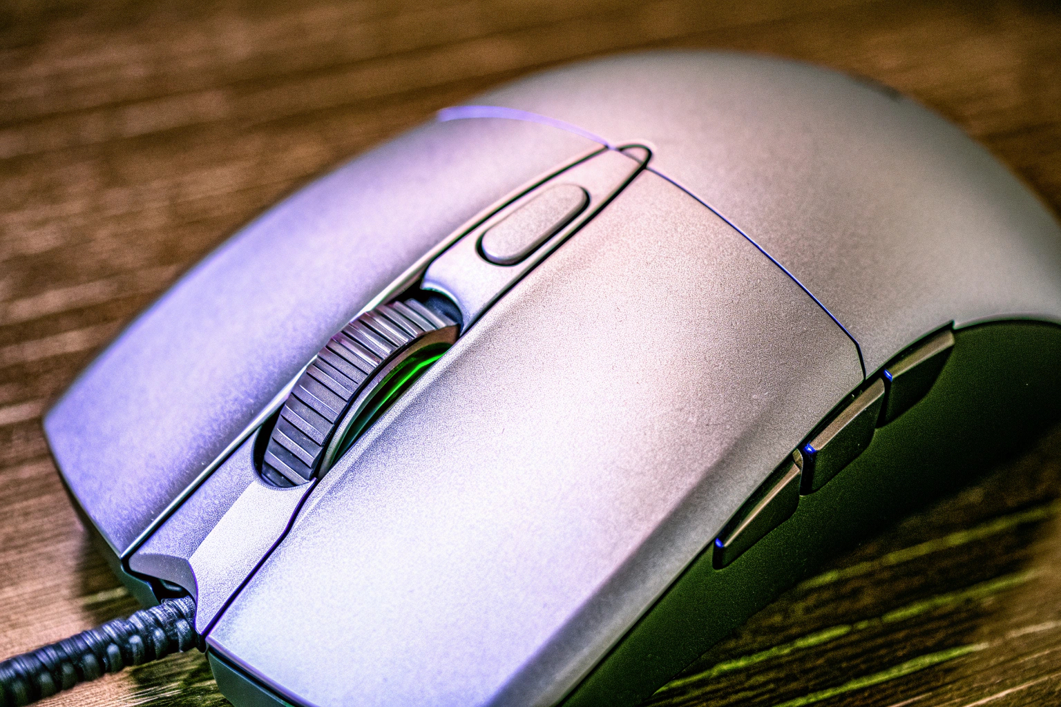 Nahaufnahme der Razer DeathAdder Essential Gaming-Maus, die ihre ergonomische Form und die robuste Bauweise zeigt. Razer DeathAdder Essential Gaming-Maus