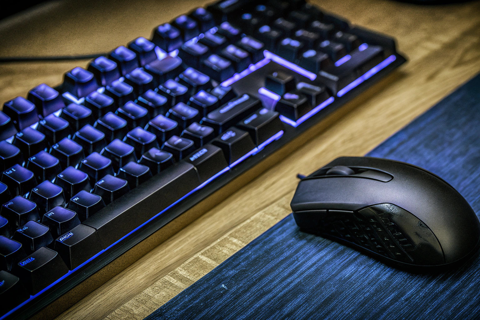 Nahaufnahme einer Gaming-Tastatur und -Maus, die auf einem Schreibtisch für eSports bereitstehen. Gaming-Tastatur und Maus