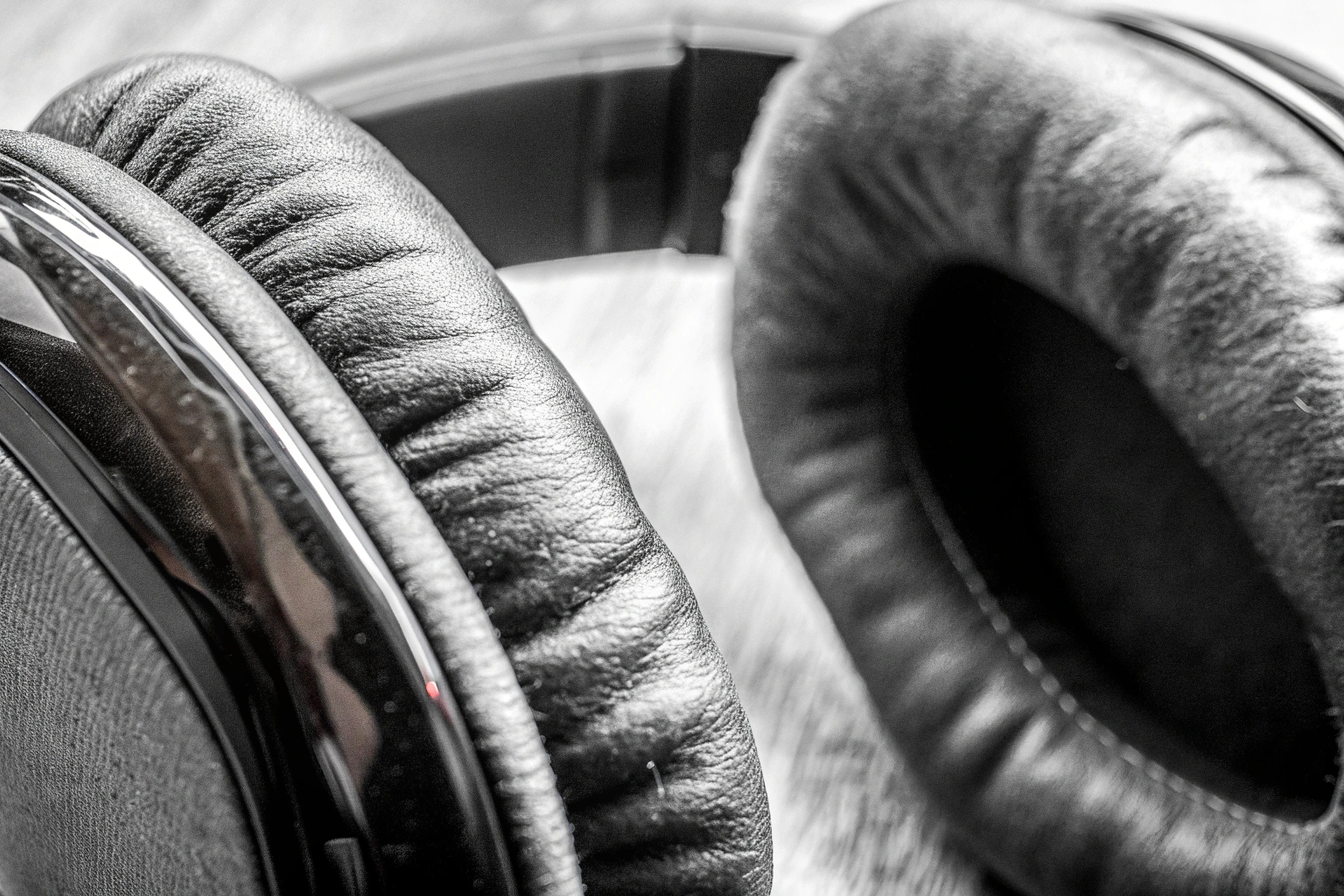 Nahaufnahme eines Gaming-Headsets mit Fokus auf die Ohrpolster. Gaming-Headset Ohrpolster