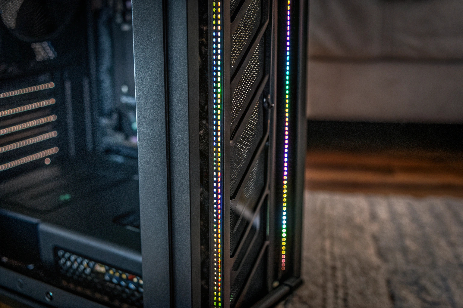 Nahaufnahme eines PC-Gehäuses mit installierten ARGB LED-Streifen. PC mit ARGB LED-Streifen