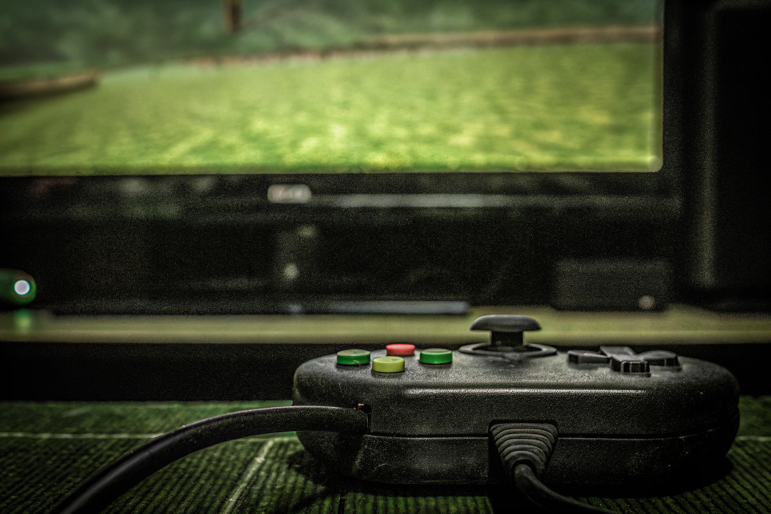 Nahaufnahme eines Retro-Game Sticks, der an einen modernen Fernseher angeschlossen ist. Retro-Game Stick an Fernseher