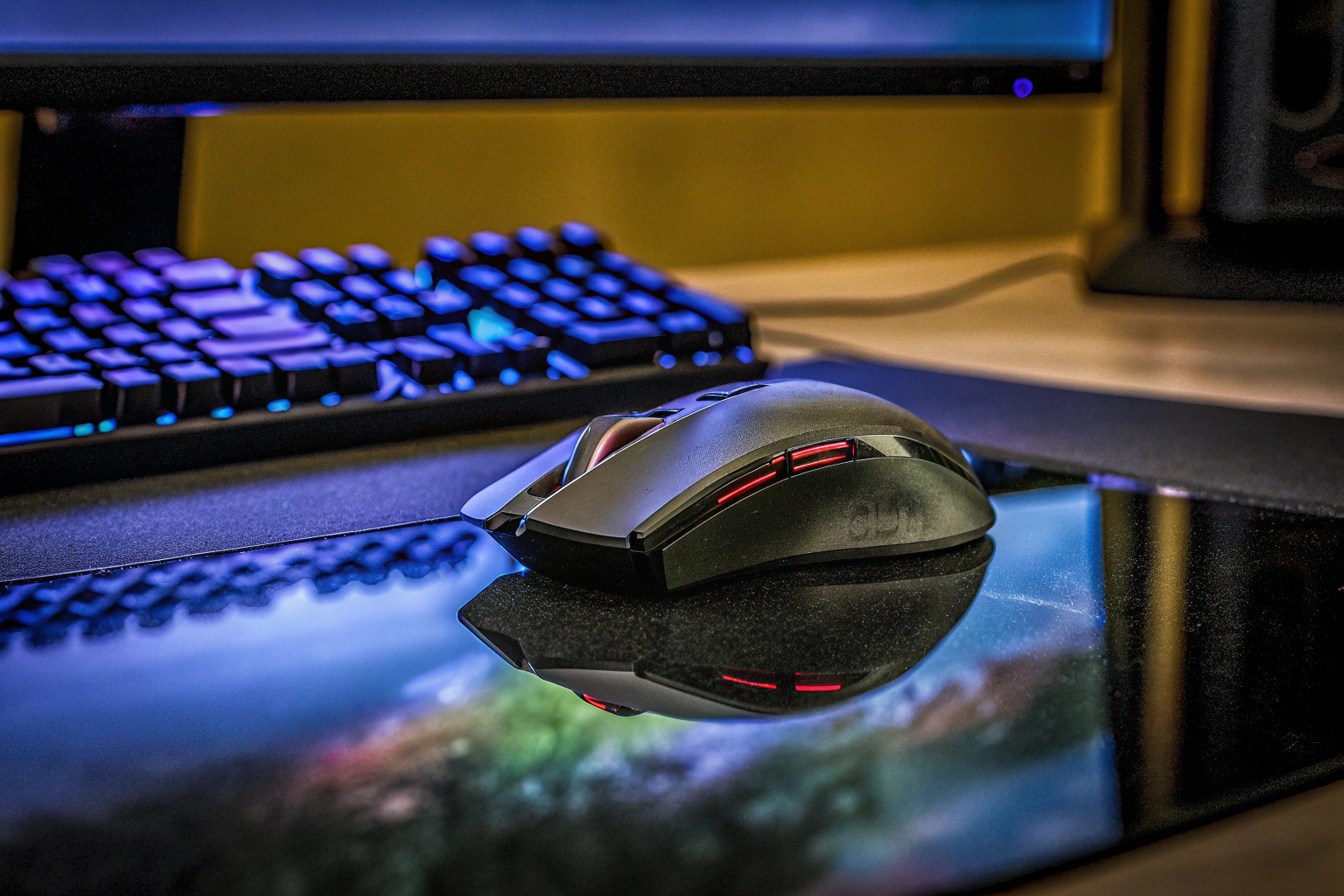 Redragon kabellose Gaming-Maus in Aktion Redragon kabellose Gaming-Maus