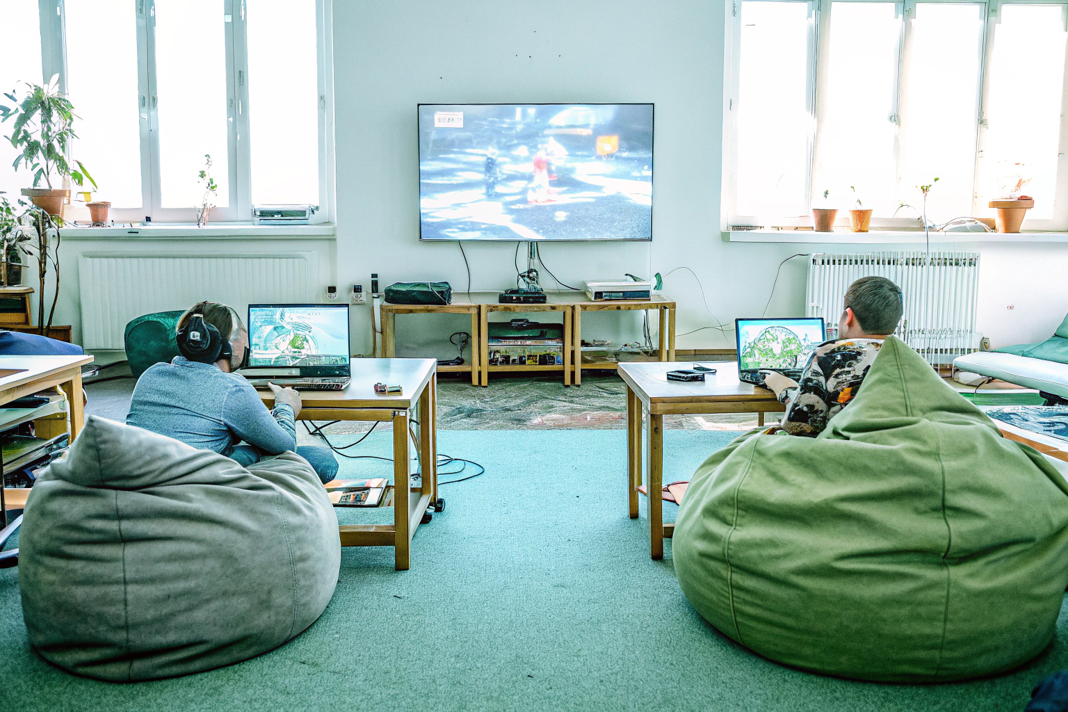 Schüler, die an einem Gaming-Workshop teilnehmen und gemeinsam lernen. Students in a gaming workshop