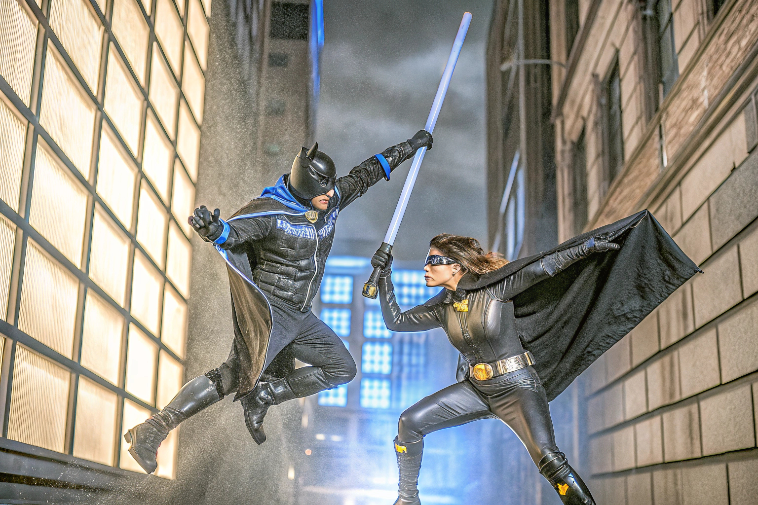 Screenshot von 'Gotham Knights' mit Batgirl und Nightwing im Kampf gegen das Verbrechen in Gotham City. Gotham Knights Screenshot